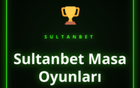 Yeşil bir poker masasında oynanan Sultanbet masa oyunları.