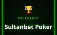 Sultanbet Poker masasında kartlarını kontrol eden bir oyuncu